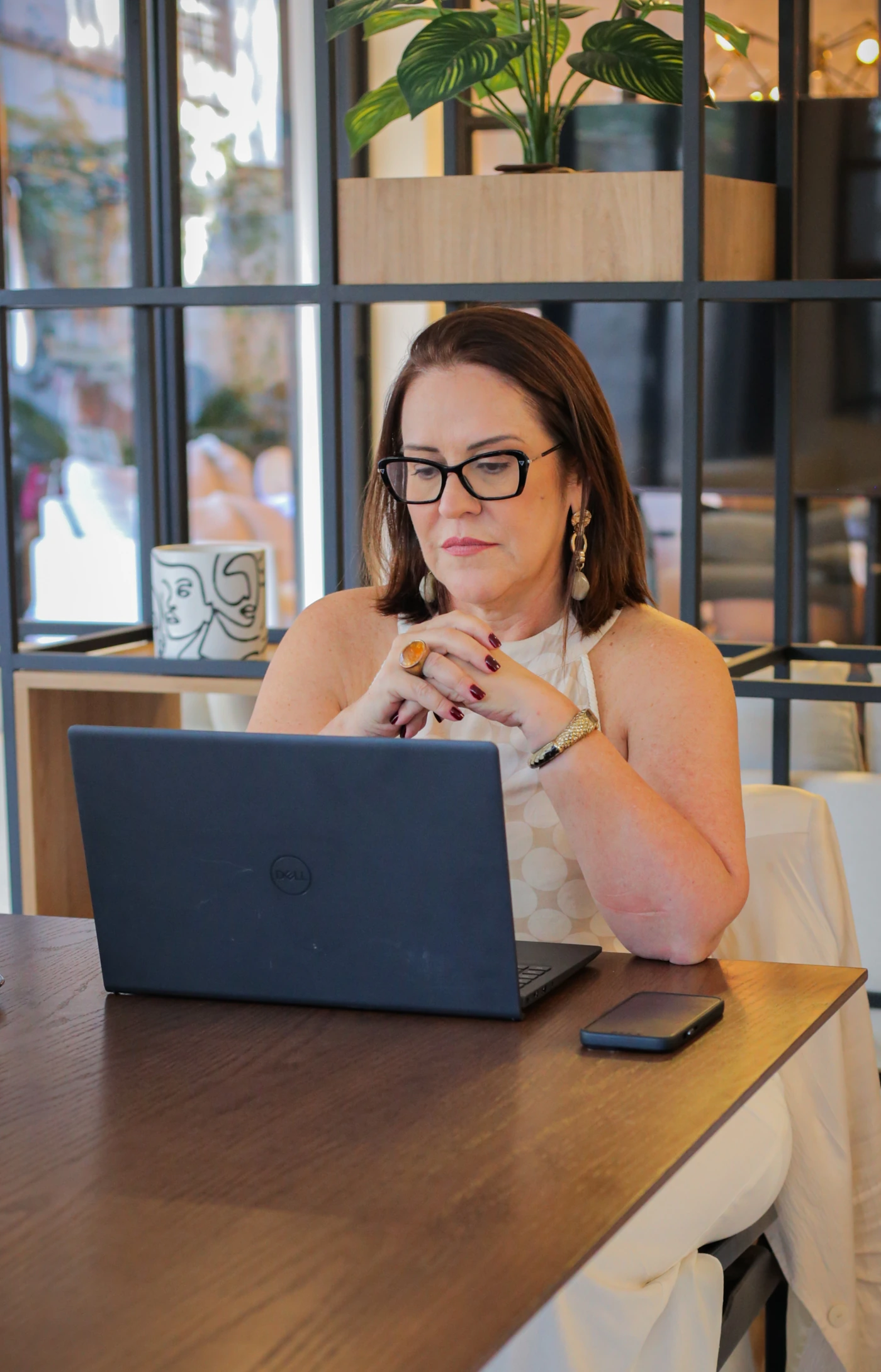 Sandra Vilela trabalhando em seu escritório